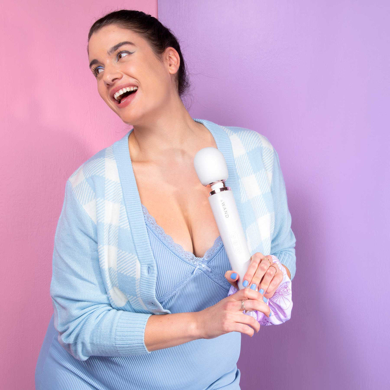 Le Wand Rechargeable Massage Wand Vibrator Pearl